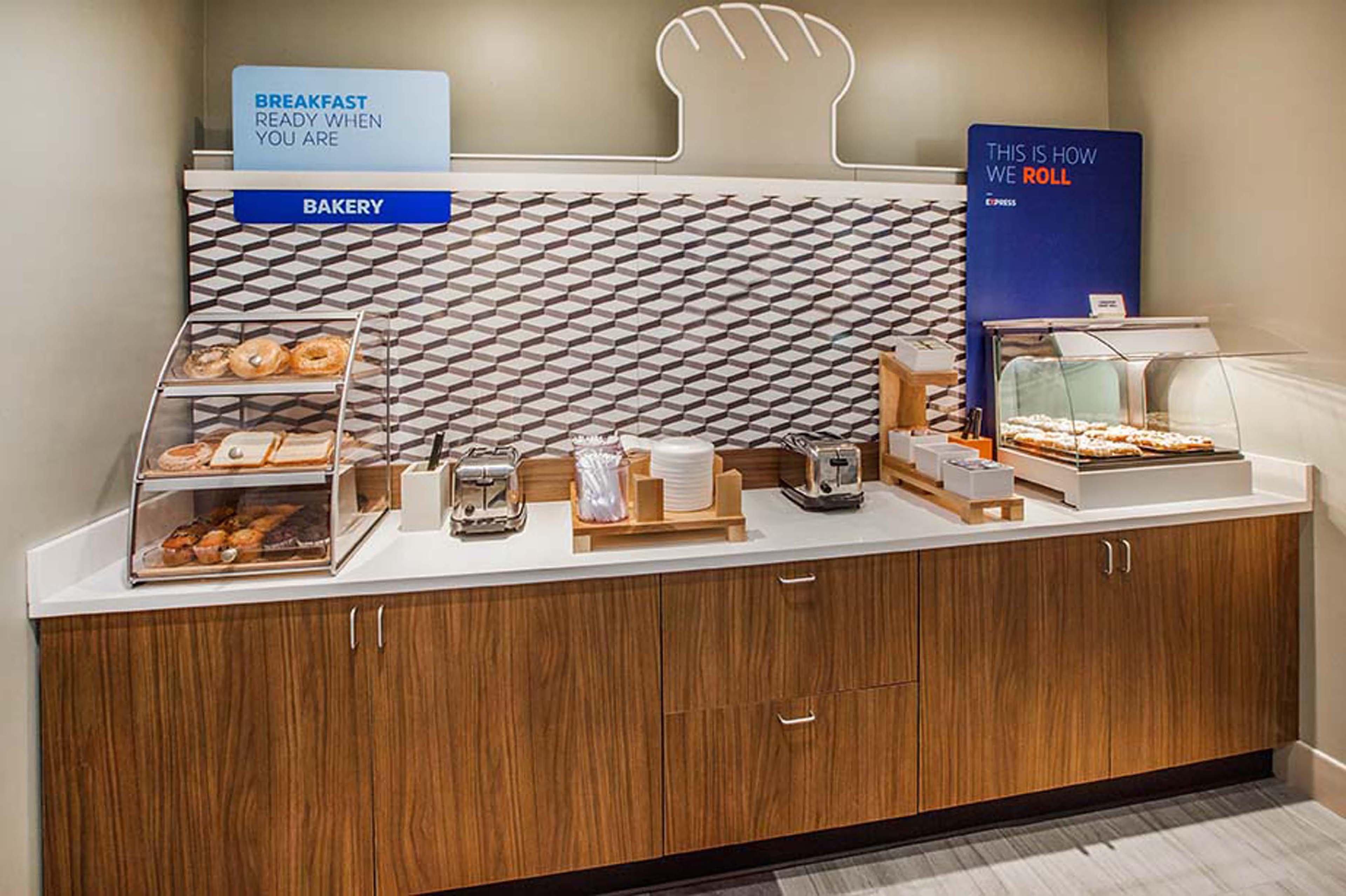 Holiday Inn Express & Suites Quincy I-10 By Ihg Eksteriør bilde